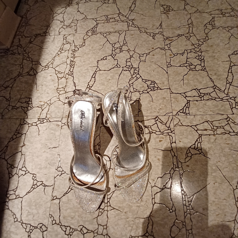 Strapped shoes sliver with sparkles